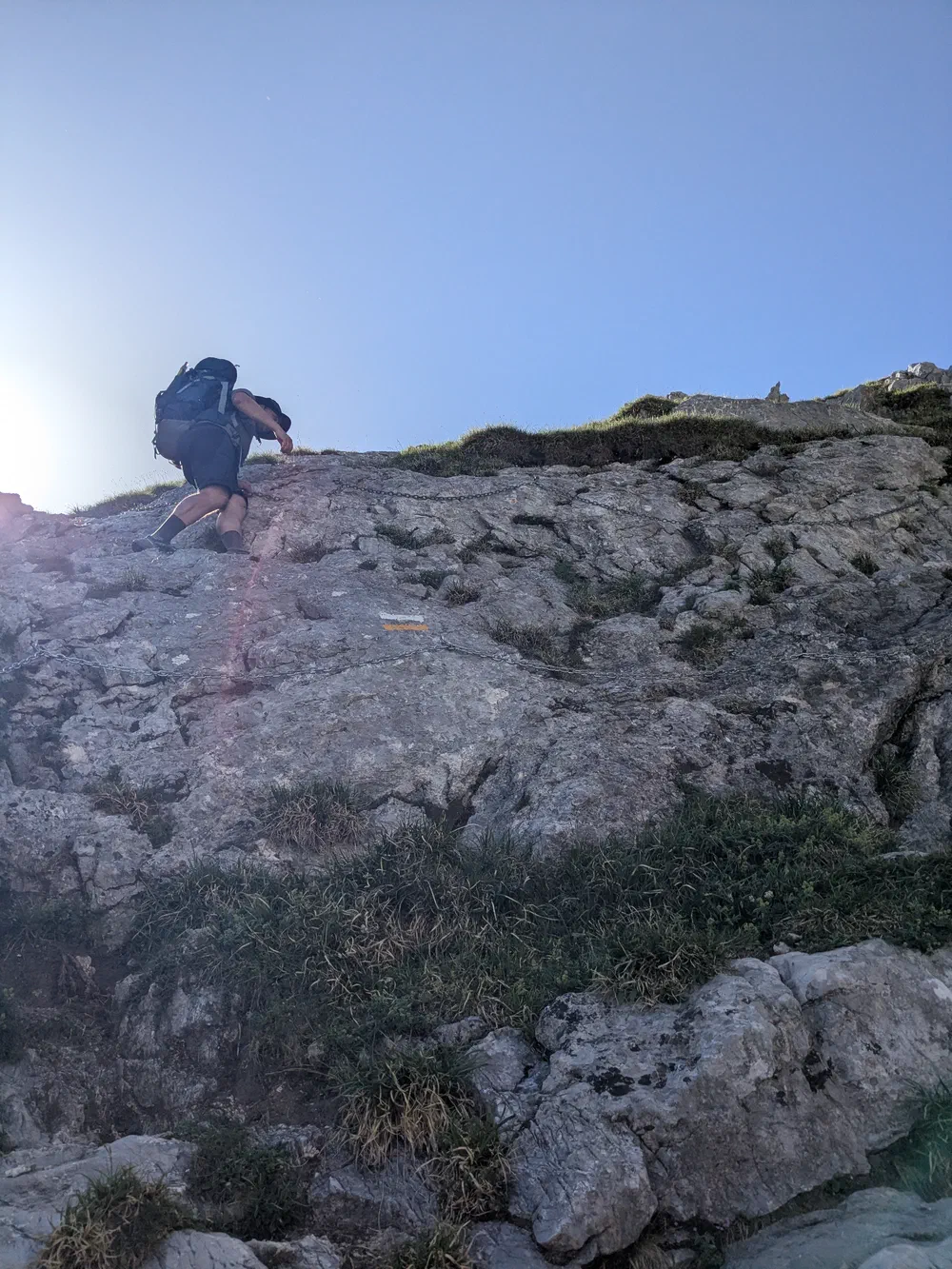 Et le passage le plus délicat avec des chaînes Et le passage le plus délicat avec des chaînes